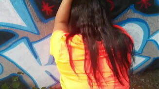 Heißes Mädchen hat Sex durch Graffiti-Wand