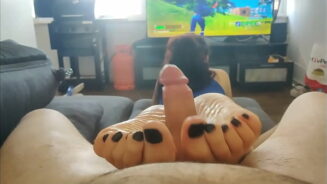 meine Schwester gibt mir einen eingeölten Footjob mit ihren schwarzen Zehen, während sie Fortnite spielt