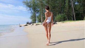 Sexy Teen am Strand necken mit ihrem Arsch in einem Stück Bikini
